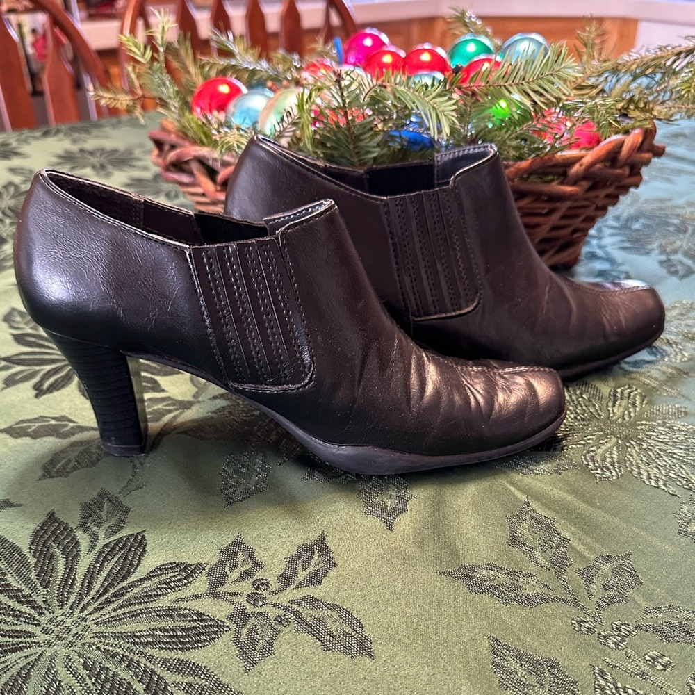 AEROSOLES Black Heeled Ankle Boots Size 7.5